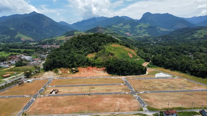 Vista aérea do loteamento Moradas de Paraty com a Serra do Mar ao fundo